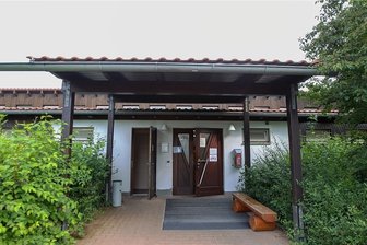 Pöhl-Camper brauchen neue Sanitäranlagen: Millionen-Projekt ab 2022 geplant - Von außen noch ganz ansehnlich, ist der älteste Sanitärtrakt des Campingplatzes Gunzenberg an der Talsperre Pöhl dennoch - vor allem im Inneren - in die Jahre gekommen. 