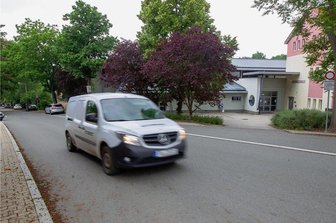Pöhl denkt über Blitzerkauf nach - An der Jocketaer Grundschule fahren häufig Fahrzeuge vorbei, die schneller als mit den erlaubten 30 km/h unterwegs sind. Die Gemeinde denkt deshalb über den Kauf eines stationären Blitzers nach.