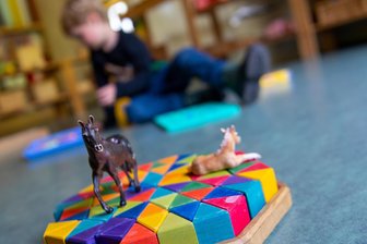 Pöhl hebt Kita-Gebühren weiter an - Ab 2026 müssen Pöhler Eltern für die Kinderbetreuung erneut mehr zahlen.