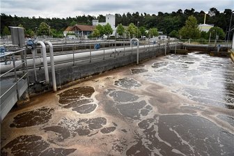 Pöhl: Kläranlagen-Besitzer drohen mit Klageweg - Bewohner in Neudörfel sind nicht an eine solche zentrale Kläranlage angeschlossen. Sie haben eigene Klärlösungen, wodurch es nun rechtliche Probleme gibt.