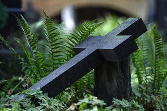 Pöhl lockert Regelung zur Grabgestaltung - Wie ein Grabmal gestaltet und gepflegt werden soll, ist in der Friedhofssatzung der Gemeinde festgehalten.
