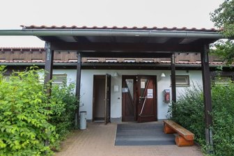 Pöhl: Neue Sanitäranlage wird Millionenprojekt - Von außen noch ganz ansehnlich, ist der älteste Sanitärtrakt des Campingplatzes Gunzenberg an der Talsperre Pöhl dennoch - vor allem im Inneren - in die Jahre gekommen. 