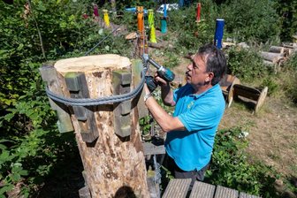 Pöhl schließt, Kriebstein baut um: Kletterwäldern in Sachsen brechen die Bäume nach Trockenjahren weg - Jörg Böhm, Inhaber des Kletterwaldes Pöhl im Vogtland, arbeitet am Kinderparcours. Die Fichten, die einst hier standen, waren krank und mussten gefällt werden.