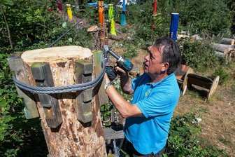 Pöhl schließt, Kriebstein baut um: Kletterwäldern in Sachsen brechen die Bäume weg - Jörg Böhm, Inhaber des Kletterwaldes Pöhl im Vogtland, arbeitet am Kinderparcours. Die Fichten, die einst hier standen, waren krank und mussten gefällt werden.