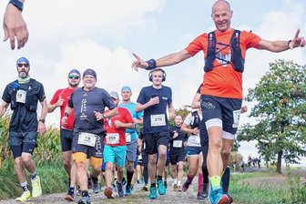 Pöhl Trail begeistert die Teilnehmer - Der Spaß und das Erleben der Natur steht beim Pöhl Trail im Vordergrund, wie diese Läufer auf der Strecke beweisen. 