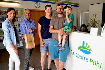 Pöhl-Urlauber erhalten jetzt ein kleines Begrüßungspaket - Jonas Jeskolski mit Ehefrau Franziska und Sohn Richard aus Saalfeld waren die ersten, die das neue Begrüßungsgeschenk von Talsperrenchefin Elisabeth Blüml (links) und Sternquell-Marketingleiter Thomas Münzer erhielten.
