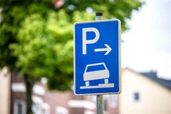 Pöhl will Parkplatzsituation an Jocketaer Grundschule entschärfen - Statt Parken am Straßenrand: Die Schule in Jocketa soll jetzt zusätzliche Parkplätze erhalten.