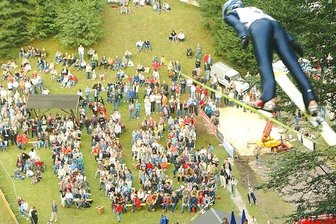 Pöhla dient Welt-Elite als Sprungbrett - 2005: Damals wagten sich 32 Starterinnen in Pöhla über den Bakken, bestaunt und angefeuert von vielen Zuschauern.