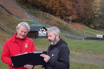 Pöhlaer Schanzenprojekt in der Schwebe - Termin vor Ort: Der SV Fortuna Pöhla - hier Schatzmeister Andreas Weißflog (l.) und der 2. Vorsitzende Günter Sommer - will seine beiden Kinderschanzen sanieren, eine Minischanze und eine Aufstiegshilfe bauen. 