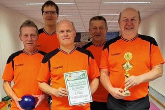 Pöhlataler landen einen Treffer nach dem anderen - Die Kegel-Kreisliga-Sieger des SV Pöhlatal Königswalde: Ralf Scharnack, Martin Schiefer, Udo Rösel, Claus Kunzmann und Steffen Schulze (v. l.). Nicht im Bild ist Andreas Malz, der auf vier Einsätze kam. 