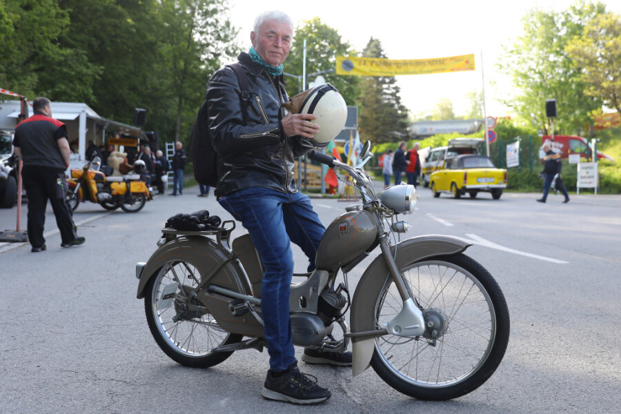 Pöhlbergpreis: 60-jähriges Simson-Moped "Essi" streikt im ersten Lauf - Gunter Lein war nach dem technikbedingten Ausfall in Lauf 1 erleichtert, im Folgelauf den Pöhlberg problemlos hinaufgelangt zu sein.