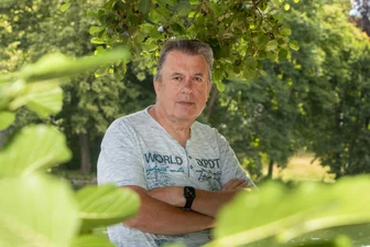 Pöhler Kletterwald-König wird im Ruhestand zum Science-Fiction-Autor: „Wenn ich die Zeit hätte, könnte ich den ganzen Tag schreiben“ - Der einstige Pöhler Kletterwald-Chef, Jörg Böhm, schrieb seinen ersten Roman.
