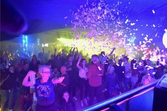 Pöhler Musikfestival bereitet Ärger: Gemeinde kündigt Kontrollen an - Tausende feiern jährlich Party zum Rambazamba. Festivalgäste haben 2021 das ganze Dorf zugeparkt - das gefällt nicht jedem. 