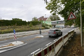 Pölbitzer Straße in Zwickau hat eine neue Asphaltdecke und einen Fußgängerüberweg - An der Pölbitzer Straße gibt es jetzt eine Mittelinsel, um über die Straße zu kommen.