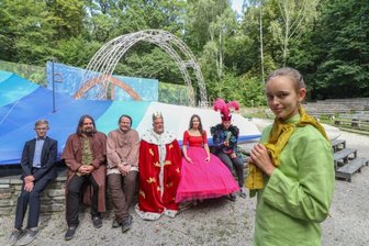 Poesie, Musik und Tanz auf der Küchwaldbühne - Nur ein Teil des Ensembles: Vorn Marie Fiebig als Prinz, hinten (von links) Konstantin Münster als Geschäftsmann, Dirk Fellendorf als Geograf, Frank Drescher als Säufer, Matthias Schüppel als König, Ann-Kathrin Thränert als Rose und Oliver Schüppel als der Eitle. 