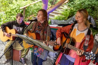 „Poetenweg“ spielt in vogtländischem Gewölbe - Die Band Poetenweg mit Magdalene Fuchs (rechts), Luise Skupch und Lars Hascher.
