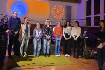 Poetry Slam am Gymnasium Rochlitz: Schülerin überzeugt mit „Funkstille“ im Finale - Am Poetry Slam haben sich zwei Lehrer und fünf Schülerinnen des Gymnasiums beteiligt. Moderiert wurde die Veranstaltung von den Schülerinnen Lotta und Fenja.
