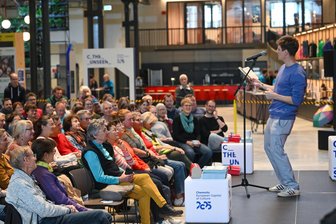 Poetry-Slam-Meisterschaft „Slam25“ in Chemnitz – Woher kommt der Wettstreit der Poeten? - Beim Poetry-Slam geht es auch um die Interaktion zwischen Künstler und Publikum. So wie beim Auftritt des deutschsprachigen Meisters aus dem Jahr 2019, Friedrich Herrmann, bei der Auftaktshow Mitte Oktober.