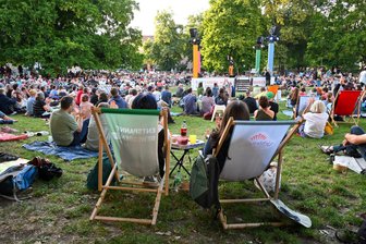 Poetry Slam wieder Publikumsmagnet beim Chemnitzer Parksommer – Der große Dichterwettstreit kommt aber erst noch - Die abwechslungsreichen Texte, die Mitbestimmung sowie die Moderation nennen Besucher als Gründe, warum sie regelmäßig zum Poetry-Slam in den Stadthallenpark gehen.