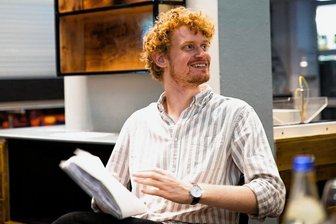 Poetry Slammer Erik Leichter aus Zwickau: "Ich liebe es, wenn wir gemeinsam über das lachen können, was uns bedrückt" - Erik Leichter hat 2009 den ersten Poetry Slam in Zwickau mitveranstaltet. 2025 bringt er die internationalen deutschsprachigen Meisterschaften in die europäische Kulturhauptstadt Chemnitz.