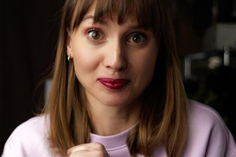 Pokémon auf Sächsisch: Wie eine promovierte Soziologin auf Instagram und TikTok zum Kult wird - Tina Goldschmidt – oder wie eine promovierte Soziologin aussieht, die als Influencerin unter „schnappatmig“ erklärt, wie Pokémon auf sächsisch funktioniert.