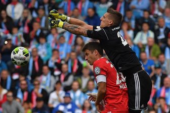 Pokal-Aus: Chemnitzer FC unterliegt Bayern München 0:5 - Der Chemnitzer Keeper Kunz setzt sich hier gegen Thomas Müller durch.