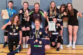 Pokal bleibt außer Reichweite - Die beiden Oelsnitzer U-13-Teams freuten sich über die Ränge 2 und 4. Im Bild hinten von links Ben Salowsky, Linda Gehmlich, Trainer Michael Klein Maja Jansky, Minou Kuhr und Trainerin Katharina Winkler. Vorn von links: Florian Weller, Fiby Fux und Charlotte Haußner. 