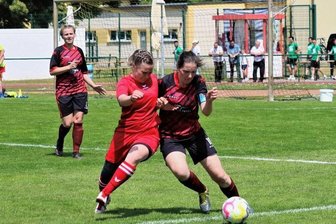 Pokal geht verdient nach Westsachsen - Eng umkämpft: Hier streiten Meg Eichentopf (l.) und die Bräunsdorferin Lisa Glöckner um den Ball.