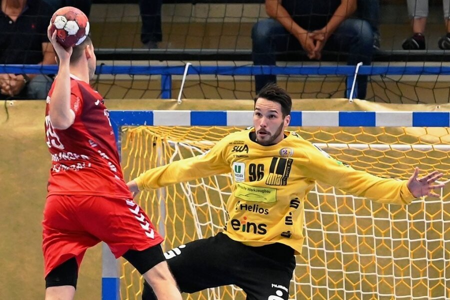 Pokal: Handball-Zweitligist EHV Aue will Kieler Starensemble ärgern - EHV-Keeper Erik Töpfer bei einer Parade im letzten Ligaspiel gegen Ludwigshafen. 