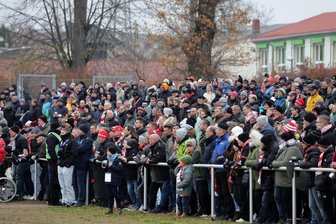 Pokal-Kracher mit 4000 Zuschauern im Sportpark in Glauchau: Droht auf der Meeraner Straße ein Verkehrschaos? - Im Sportpark in Glauchau wird mit einem Besucheransturm gerechnet: 4000 Tickets dürfen für die Partie zwischen Glauchau und Aue verkauft werden.
