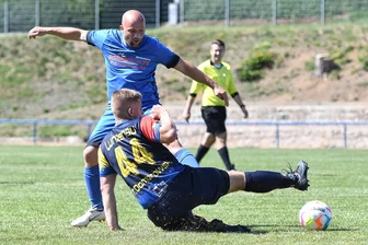 Pokal-Viertelfinale: Lunzenauer Fußballer müssen gegen ehemaligen Trainer bestehen - Die Lunzenauer um Tom Dombrowski (vorn) liebäugeln mit einem Heimfinale, müssen aber erst einmal an Rochlitz vorbei. Robert Link (hinten) trifft mit Hainichen auf Ligakontrahent LSV Großhartmannsdorf.