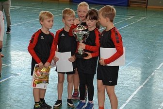 Pokal wandert nach Glauchau - Gleich bei ihrem ersten Turnierauftritt durfte die U-8-Mannschaft des Faustballvereins 1925 Glauchau-Rothenbach den Siegerpokal mit nach Hause nehmen.