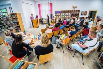 Pokal wandert weiter: Förderschulen im Erzgebirge küren beste Leser - Zu einem Vorlese-Contest sind die besten Schüler aus Förderschulen für geistige Entwicklung im Erzgebirge am Mittwoch in der Stadtbibliothek Schwarzenberg angetreten. 