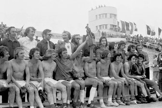 Pokalcoup der BSG Sachsenring Zwickau 1975: Das sagt Torwartlegende Jürgen Croy über die Ziegenbock-Elfmeter - Die Sachsenring-Pokalhelden von 1975. Bis auf Klaus Schwemmer, der im Finale nicht zum Einsatz kam, können alle Spieler von damals das Jubiläum feiern. Verstorben ist bereits Trainer Karl-Heinz Kluge (hinten links). Vorn in der Mitte hält Jürgen Croy die FDGB-Trophäe hoch.