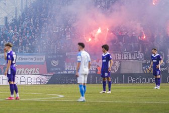 Pokalkracher zwischen dem Chemnitzer FC und dem FC Erzgebirge Aue: Da ist Druck auf dem Kessel - Vergangene Saison verlor der Chemnitzer FC (weiße Trikots) im Pokal-Viertelfinale mit 0:2 gegen Aue.