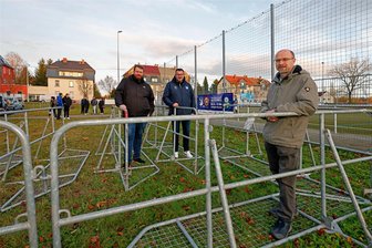 Pokalkracher zwischen Glauchau und Dresden: Was Fußball-Fans vor dem Spiel des Jahres im Sportpark wissen müssen - Die Vorstandsmitglieder Knut Mager, Falk Geringswald und Patrick Jahn (von rechts) an den Absperrungen mit der Bezeichnung „Hamburger Gitter“. Sie befinden sich im Eingangsbereich.