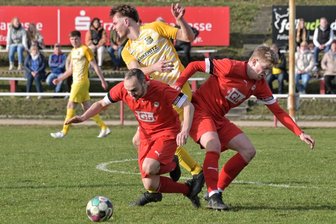 Pokalmodus stellt bei Fußballern auf Landesebene nur Lößnitz frei – Schneeberg und Auerhammer schnüren die Töppen - Nach dem jüngsten 2:1-Heimerfolg gegen den Radefelder SV können sich die Kicker vom FC Lößnitz – im Bild Zweifachtorschütze Nico Seifert (l.) und Eric Zenner – ein spielfreies Wochenende gönnen.