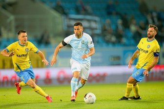 Pokalrevanche missglückt: Chemnitzer FC verliert gegen Lok Leipzig - Der Chemnitzer Okan Kurt (M.) setzt sich gegen Bogdan Rangelov (l), und Sascha Pfeffer, Torschütze zum 1:0, durch.