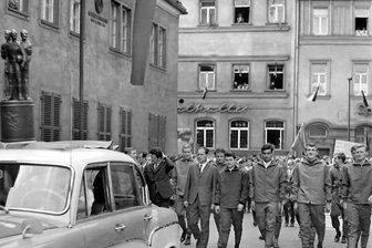 Pokalschau zur Mai-Demonstration - Stolz präsentierte die Mannschaft von Sachsenring Zwickau am Tag nach dem FDGB-Pokalsieg den Pokal während der obligatorischen Mai-Demonstration in der Zwickauer Innenstadt. Von rechts vorn sind zu sehen: Peter Henschel, Alois Glaubitz, Harald Söldner, Gunter Pätzold (Masseur), Erwin Erdmann, Horst Oettler (Trainer), Horst Peschke sowie Werner Franz (Mannschaftsleiter).
