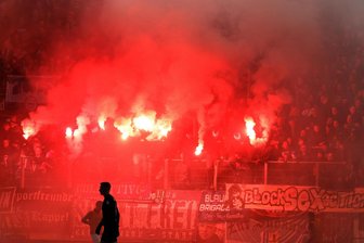 Pokalspiel CFC gegen Aue: Polizei ermittelt wegen Körperverletzung, Sachbeschädigung und Pyrotechnik - Vor und während des Spiels brannten Anhänger des CFC immer wieder Pyrotechnik ab.
