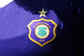 Pokalspiel zwischen Lok Leipzig und Erzgebirge Aue: Wenig Arbeit für die Polizei – Massenkarambolage bei Heimreise - Rund um das Pokalspiel des FC Erzgebirge Aue bei Lok Leipzig gab es für die Polizei eher wenig zu tun.