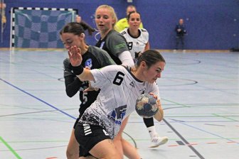 Pokaltraum schon geplatzt: Weißenborner Handballerinnen scheitern in Runde 1 - In Runde 1 gestoppt: Die Weißenborner Damen um die vierfache Torschützin Michelle Richter mussten sich beim alten Rivalen Riesa mit 27:29 geschlagen geben.
