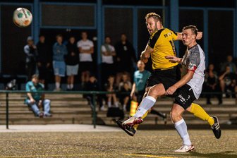 Pokalüberraschung bleibt aus: Freiberger Fußballer müssen Favoriten gewähren lassen - Die Position des Innenverteidigers hielt BSC-Routinier Rico Thomas (l.) nicht davon ab, torgefährlich zu werden.