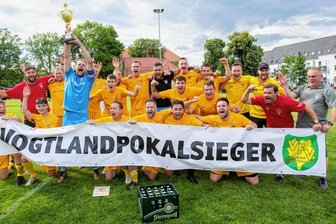 Pokalverteidigung oder Double? - Auf dem Sportplatz des 1. FC Wacker sicherte sich der VfB Schöneck im vergangenen Jahr mit einem 1:0-Sieg gegen den VfB Auerbach II den Vogtlandpokal. Gelingt den oberen Vogtländern die Verteidigung der Trophäe gegen den Vogtlandligameister und Rekordpokalsieger SC Syrau?