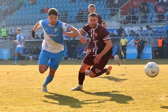 Pokalviertelfinale des Chemnitzer FC gegen Aue: Für Tom Baumgarts Mama ist’s zu aufregend - Am Samstag geht es für Tom Baumgart (hier links im Zweikampf mit David Grözinger vom BFC Dynamo) gegen seinen Ex-Verein. Von 2018 bis 2023 kickte er für den FC Erzgebirge.