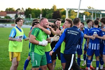 Pokalwahnsinn schon in der 1. Runde: Fußballtorwart von Germania Mittweida sichert seinem Team das Weiterkommen - Germania-Torwart Paul Schulz (in Grün) wurde mit zwei gehaltenen Elfmetern zum Garant für das Weiterkommen.