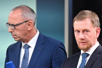 Poker um Sachsens Haushalt geht weiter: Wenn die AfD in einem „offenen Brief“ der CDU „vertrauliche Gespräche“ anbietet - Der eine Parteichef führt die stärkste Oppositionsfraktion im Landtag an, der andere die Regierung: Jörg Urban (AfD/links) und Michael Kretschmer (CDU).