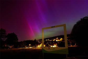 Polarlichter begeistern auch über Westsachsen - Polarlicht über Hohenstein-Ernstthal, wo nahe des Ernstthaler Friedhofes auch einer der Bilderrahmen der Region Zwickau steht.