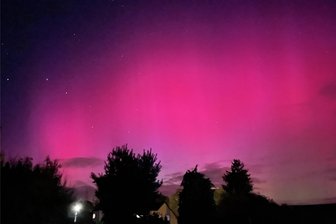 Polarlichter im Erzgebirge – Wer hat sie fotografiert? - Überraschender Blick in den Nachthimmel über Borna-Heinersdorf. Aufgenommen mit einem iPhone 12, ohne Pro und laut Fotograf Christian Päutz unbearbeitet. Ein potenzielles Gewinnerfoto beim „Freie Presse“-Fotowettbewerb?