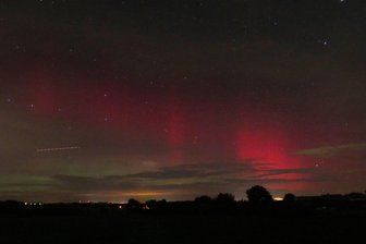 Polarlichter in Mittweida: Blick nach Norden lohnt sich auch in den nächsten Nächten - Am Montag waren Polarlichter bei Mittelsachsen zu sehen, mit im Bild ein Flugzeug im Landeanflug auf Leipzig.